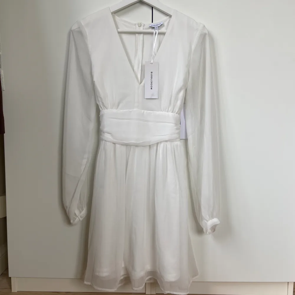 Dahlia dress från bubbleroom, strl 36 🌸 aldrig använd, lappar kvar💕 går att knyta fram eller bak, perfekt till student eller skolavslutning🥰 köpte för 699, säljer för 350kr. Klänningar.