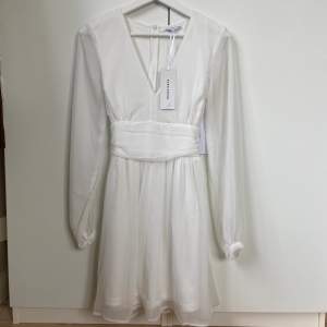 Dahlia dress från bubbleroom, strl 36 🌸 aldrig använd, lappar kvar💕 går att knyta fram eller bak, perfekt till student eller skolavslutning🥰 köpte för 699, säljer för 350kr