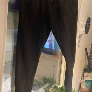 Andy byxor svarta  -  De här byxorna är i mycket bra skick använda två till tre gånger har bara varit i min garderob och tagit plats och tänker att de kommer till användning hos någon annan  :)