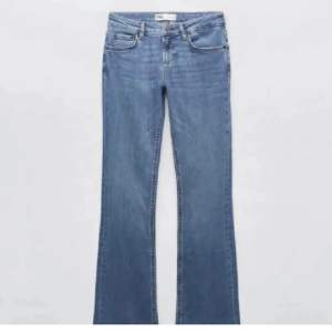 Typ mellan lågmidjade och midrise jeans från zara, väldigt bra skick (Inga defekter)