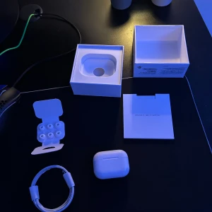 Air PR0 - Säljer dessa då jag har köpt bättre lurar och har inte längre användning av dessa. Noise Cancelation  Bra ljud och bas. Fungerar perfekt! Replika