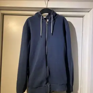 Blå zip hoodie