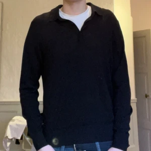 Långärmad piké  - Säljer snygg långärmad pike ifrån uniqlo Bra skick Använd Max 25 gånger Säljer för att den har blivit för liten 