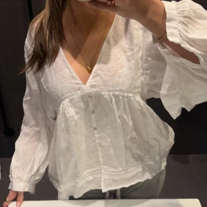 Zara linne blus  - Säljer denna linne blusen, perfekt till sommaren med ett par jeansshorts! Aldirg använd så i nyskick !