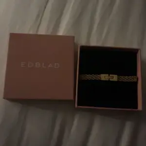 ”Lana Bracelet” från Edblad i guld, storlek S ❤️❤️ Har två så säljer ena, nypris är 499 det är helt nytt och aldrig användt!