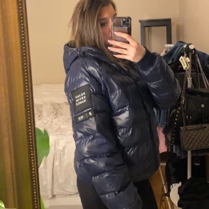 Peak performance jacka  - Nästan oanvänd blå peak performance jacka. Super fin och i jätte bra skick 