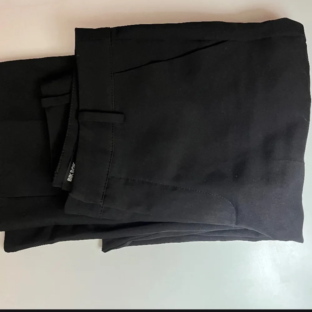 Ett par svarta kostymbyxor som jag använt ett fåtal gånger. Säljer då de tyvärr är för korta för mig. De har inga defekter.. Jeans & Byxor.