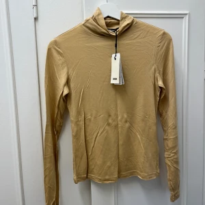 Trutleneck tröja - Helt ny turtleneck tröja. Har två av samma färg som är helt ny. Ena har etiketten med och den andra är utan etikett men endast prövades och inte använt. 