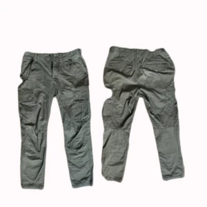 Cargobyxor - Ett par gröna cargobyxor perfekta till sommaren med nått linne💚