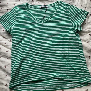 somrig t shirt  - så söt somrig t shirt som knappt är använd & inte kommer till användning !💚💚