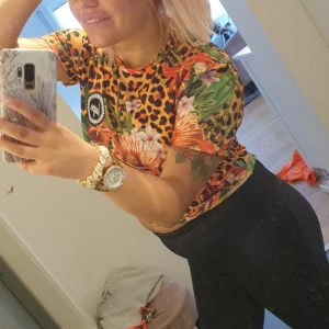 Tröja från hype - Croppad. Storlek smal Slutsåld!!! Bara använd 1gång As snygg verkligen men för liten för mig nu😥