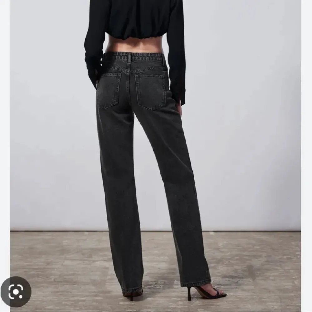 Midwaist grå/svarta jeans i storlek 36 och är i bra skick, skriv privat för fler bilder. Jeans & Byxor.