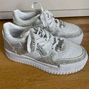 Juicy couture skor - Säljer dessa as snygga skor från juicy couture. Använda ett fåtal gånger så i bra skick, endast lite små nötningar på snöret men inget som syns. 