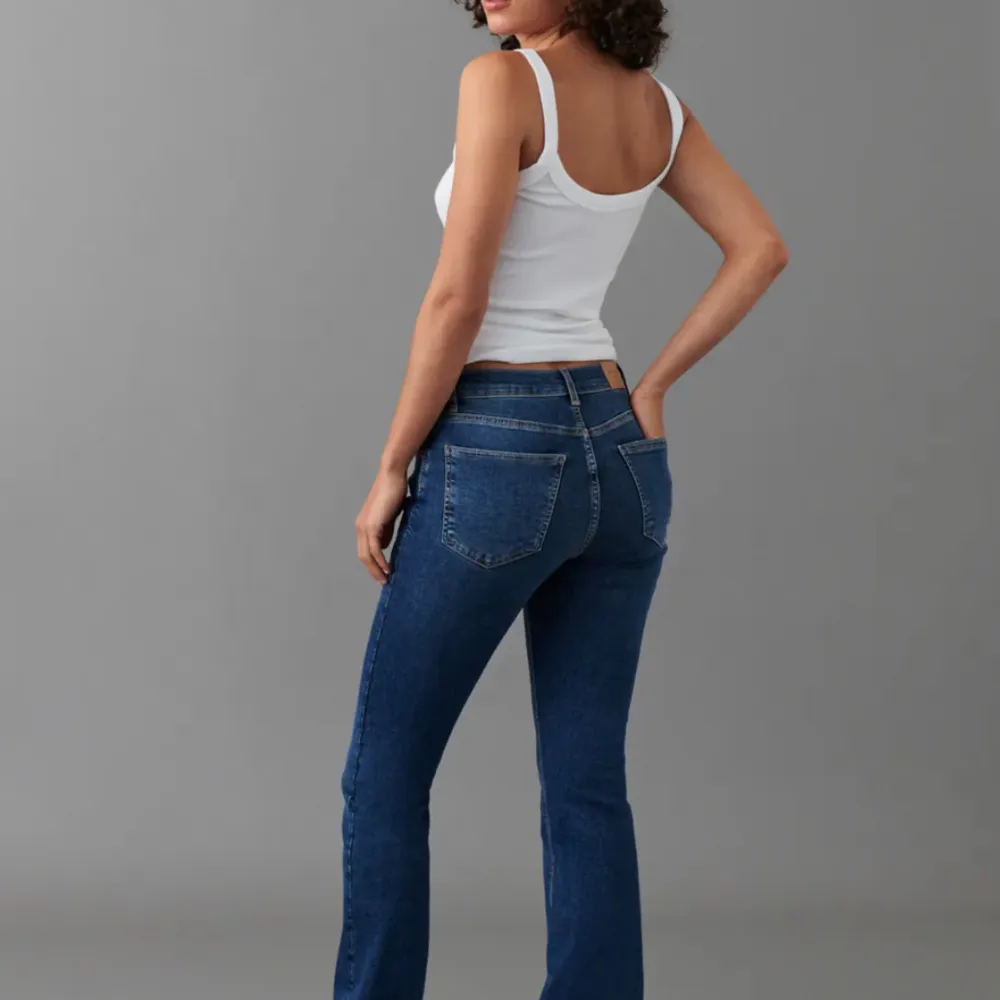 Säljer dem här superfina låga bootcut jeansen från ginatricot💕💕 superfint skick, lite slitningar bak på jeansen Köpt för 500kr 😇😇. Jeans & Byxor.