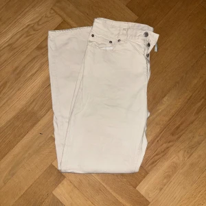 Vita Weekday jeans - Vita Weekday jeans använda dagligen men inga defekter! Mycket bra skick!😁  Storlek: 31/32