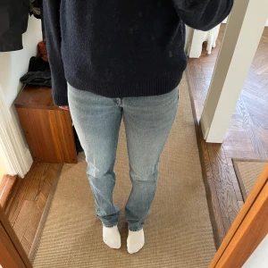Zara mid rise grå jeans - Köpte för ett tag sen och använt några gånger, men jag använder dom inte längre så tänkte kolla om någon annan vill ha dom ⭐️ Orgiginalpriset var 399 