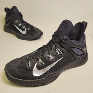 Nike Zoom Hyperrev 2015 Storlek 44 Sneakers Träningsskor Svart - 14 dagars ångerrätt! Fri retur om de inte passar! Skorna har lite slitage på sidplasten (bild 2) men annars i bra skick. Inga hål på utsidan eller insidan. Ingen dålig lukt. Hör av dig om du har några frågor! Tack för att du tittade!