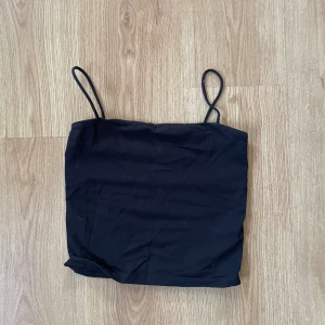 Svart linne  - Super fint svart Gina tricot linne som är väl använder men i fint skick.  Passar S Skriv för mer info 