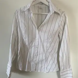 Ascool skjorta i ribbat mönster och en vintage look!
