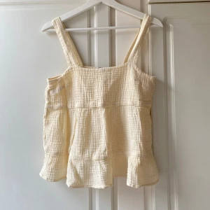 Linne i muslintyg - Super gulligt linne i muslin-tyg från Kappahl. Perfekt nu inför våren och sommaren💐☺️ Bara använd nått fåtal gg💞 Stoelek XS men passar även mig som brukar ha S