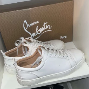 Vita Christian Louboutins - Hej säljer nu dom här Christian Louboutinsen då dom är för små för mig, väldigt snygga nu till våren och sommaren, skick 8/10, går och rengöra så dom ser bättre ut, ett till ett k*pia. Pris kan diskuteras 
