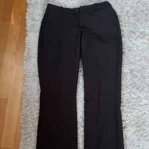 Lågmidjade kostymbyxor  - Lågmidjade utsvängda kostymbyxor i modellen vera från bikbok. Priset kan diskuteras!✨