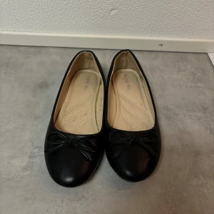 Ballerina skor  - Nya ballerina skor, säljes då dom har för små!