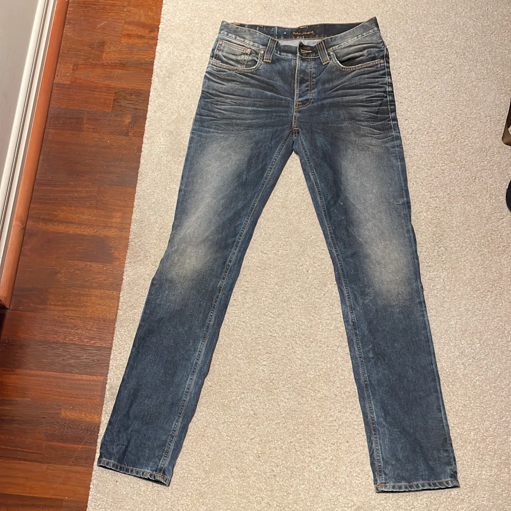 Säljer ett par Nudie Jeans i modellen grim tim. Storleken är 32/34 och färgen är ”used blackcoated”. Säljer då de tyvärr är aningen långa på mig, är 182.. Jeans & Byxor.