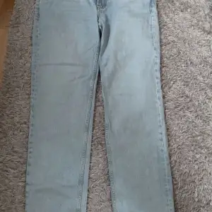 Ett par fräscha ljusa jeans nu till våren från ginatricot. Är i storlek 38 men kan även passa de som vill ha lite lösa raka byxor.