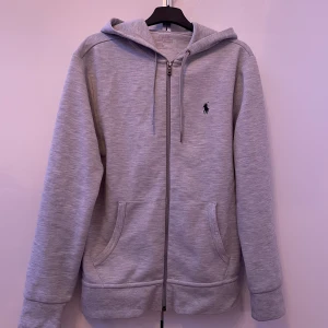 Ralph lauren zip hoodie  - Grå Ralph lauren hoodie storlek S bra skick säljer för att den är för liten. Pris kan diskuteras. 