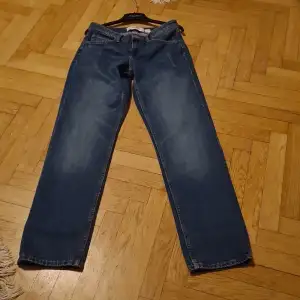 Oanvända blå jeans med raka ben,.H&M Storlek 38-40, benlängd-innermått 85 cm, midja 86 cm