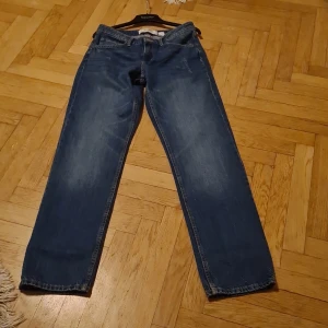 Blå jeans med raka ben - Oanvända blå jeans med raka ben,.H&M Storlek 38-40, benlängd-innermått 85 cm, midja 86 cm