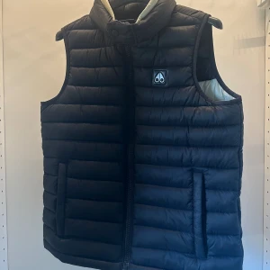 Moose knuckles väst - Moose knuckles väst, storlek YXL (passar en xs/s), skick 9/10