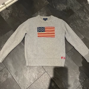 Ralph lauren stickad tröja - Ralph lauren stickad flag tröja, storlek YL (14-16) passar en xs, skick 9/10.