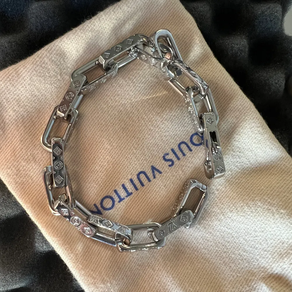 Tja, säljer mitt Louis Vuitton Monogram Chain Bracelet. Säljer den då jag inte använder den så mycke.  Skick 10/10 Box och tillbehör medföljer Tveka inte på o höra av dig vid intresse! . Accessoarer.