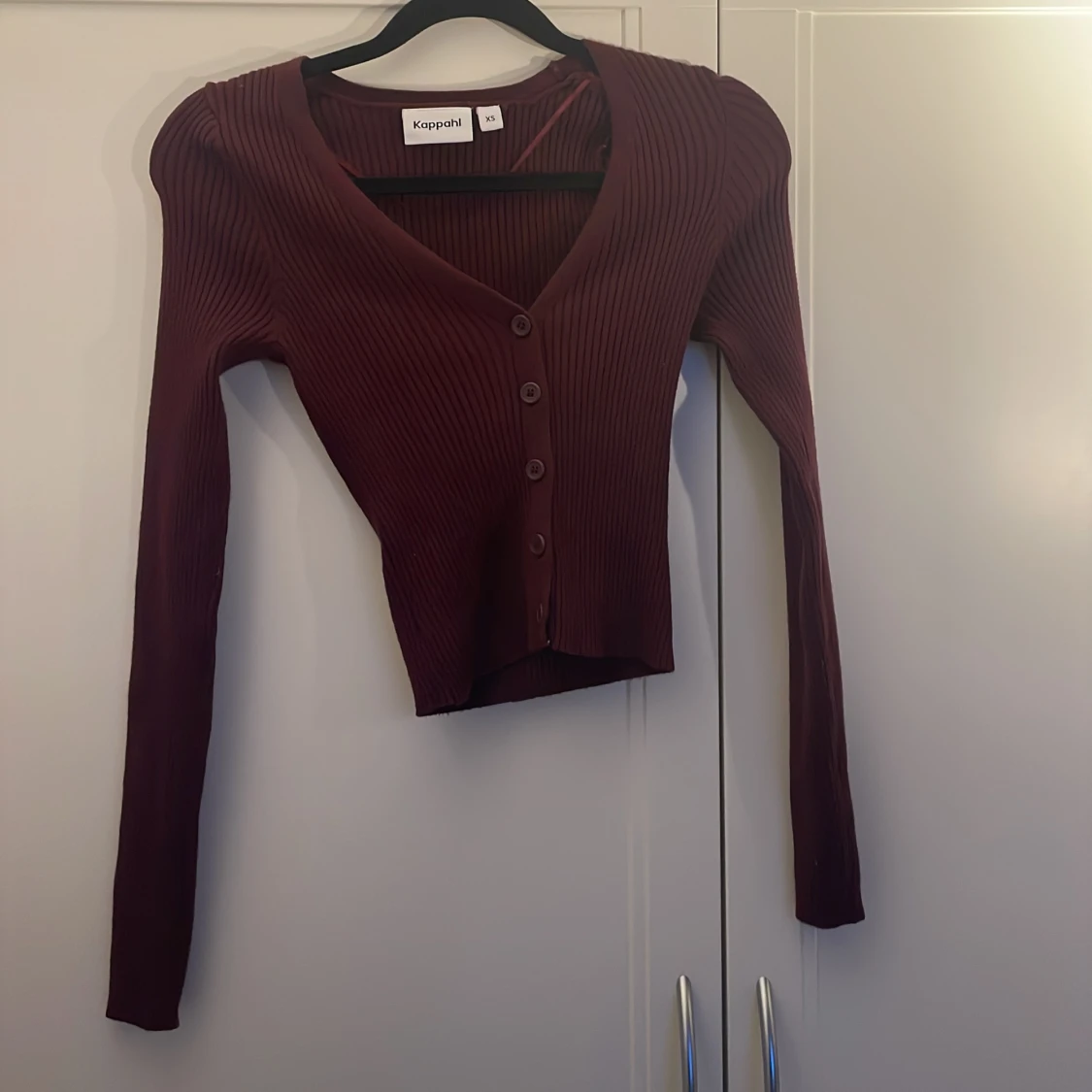 Vin röd tröja med knappar 