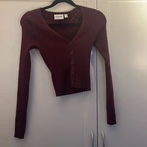 Vin röd tröja med knappar  - Perfekt skick, använd 2 gånger,vinröd med knappar,mjuk