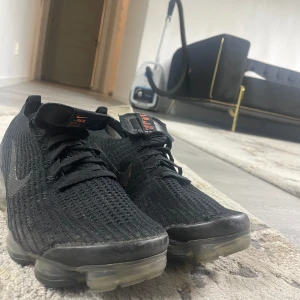 Vepor Max storlek 42 kan byta mot polo dress  - Fint till sommaren jätte sköna har använt dom jätte länge men i skick har boxen till den men den är borta eller inte ska kolla på de lite senare 😁😁 ställ mer frågor tveka inte kan frakta runt om i Sverige inga skador på dom mvh anders 