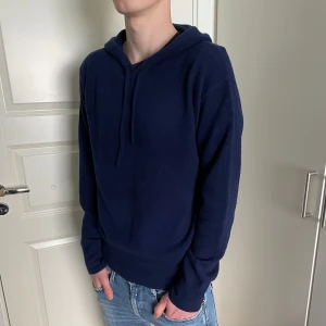 Carmés Kashmir hoodie  - Säljer en väldigt snygg Kashmir hoodie från Carmés! Hoodien är i 100% Kashmir! Använd ett fåtal gånger. Hör gärna av dig om du har frågor!