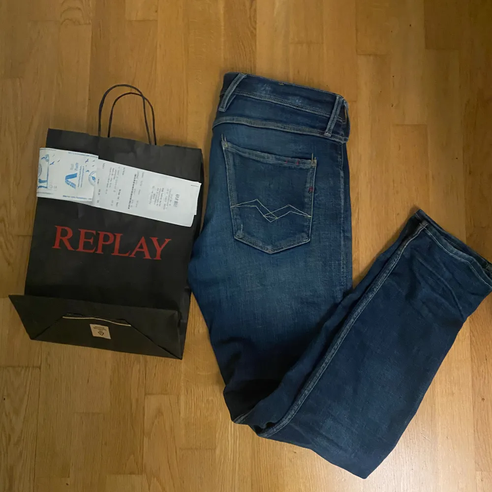 Replay Anbass jeans | Grymt skick utan defekter | W32 L32 | Nypris: 1200, pris ej slaget i sten! | Fraktar dagen varan köps (00-22) | Hör av dig vid mindta fråga eller fundering🙌. Jeans & Byxor.
