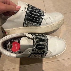Love moschino sneakers  - Skicket är bra går att göra rent mer, normal i storlek. Inga skosnören!  
