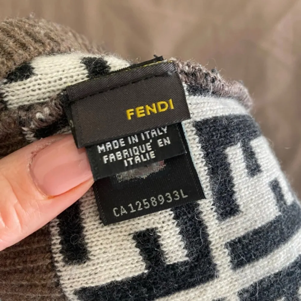 Fendi mössa i fint skick . Accessoarer.