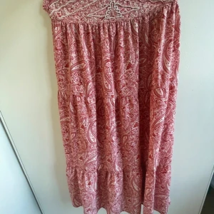 Långkjol zara - Säljer denna superfina longkjol ifrån zara som är köpt förra sommaren! Kom privat för fler bilder, frågor osv! Säljer endast för bra bud❤️