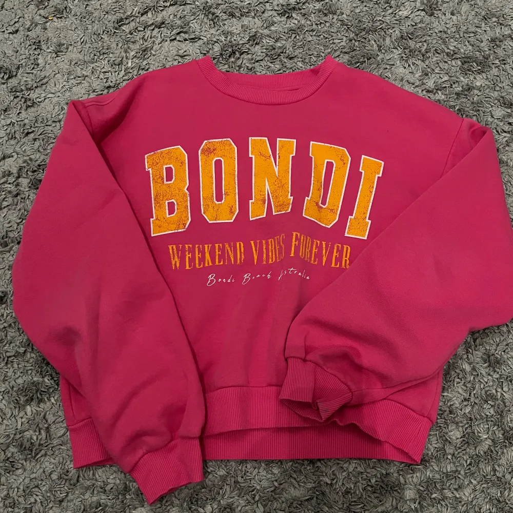 Säljer en super fin söt rosa hoodie med text. (Se bild) det finns inga täcken på fläckar🩷 Jag säljer pga att den är förlåten på mig och den är använd ett få tal gånger🩷 Hör av er om ni undrar något🩷. Tröjor & Koftor.
