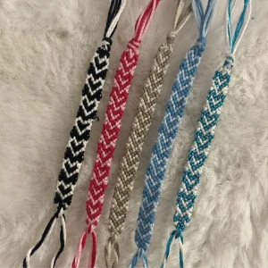 Handgjorda armband - Armband gjorda av mig, jättefina nu till våren & sommaren! Anpassade efter dina mått, du väljer färger och design själv! Skriv till mig om du är intresserad, går även att göra andra designer än de på bild. 1 för 40kr 3 för 100kr frakt 15kr 🌸
