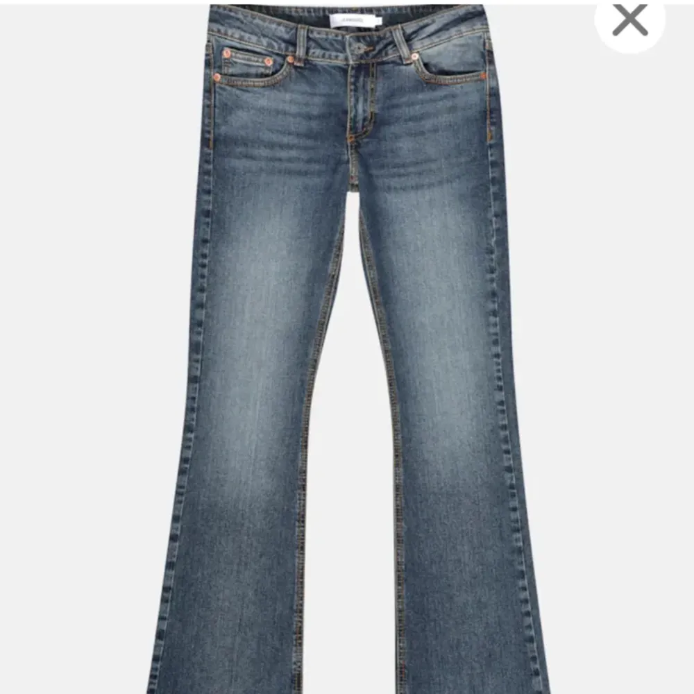 Lågmidjade bootcut jeans från junkyard, dom har tyvärr blivit lite korta på mig så därför väljer jag att sälja dom💞 Skriv för egna bilder!. Jeans & Byxor.