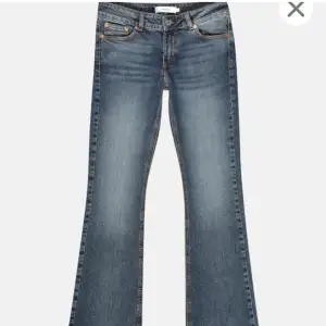 Lågmidjade bootcut jeans från junkyard, dom har tyvärr blivit lite korta på mig så därför väljer jag att sälja dom💞 Skriv för egna bilder!