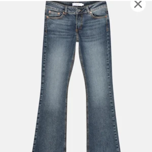 Lågmidjade jeans - Lågmidjade bootcut jeans från junkyard, dom har tyvärr blivit lite korta på mig så därför väljer jag att sälja dom💞 Skriv för egna bilder!