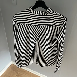 Svart, vit randig skjorta  - Jättefin svartvit skjorta med korsad rygg. Använd någon gång men inte längre. 