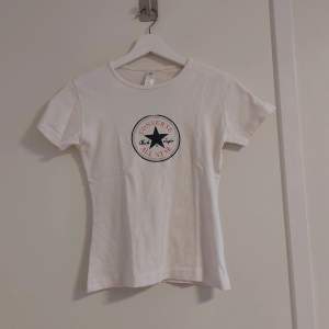 Snygg t-shirt som tyvärr inte kommer till användning längre. Tröjan är minst 15 år gammal, så lite sliten (se bild 2).